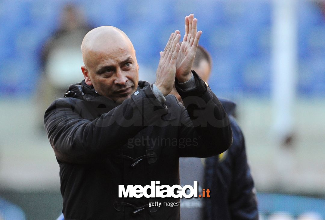  GENOA, ITALY - DECEMBER 02:  AC Chievo Verona head coach Eugenio Corini salutes the fans prior to the Serie A match between Genoa CFC and AC Chievo Verona at Stadio Luigi Ferraris on December 2, 2012 in Genoa, Italy.  (Photo by Valerio Pennicino/Getty Images) 