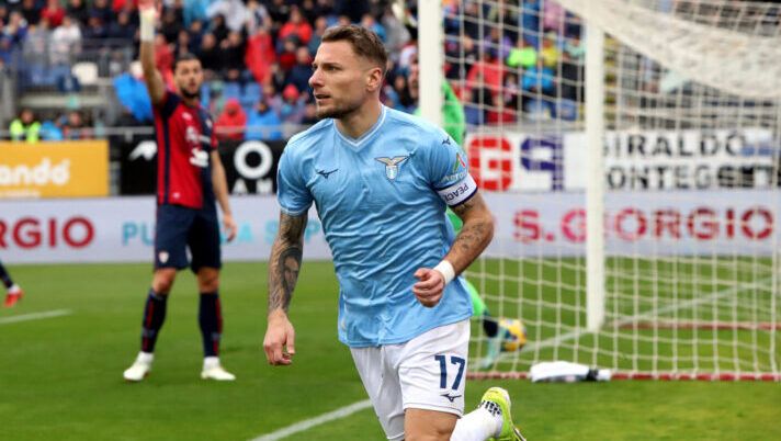 CAGLIARI, ITALY - FEBRUARY 10: Ciro Immobile of Lazio celebrates his goal 0-2 during the Serie A TIM match between Cagliari and SS Lazio - Serie A TIM at Sardegna Arena on February 10, 2024 in Cagliari, Italy. (Photo by Enrico Locci/Getty Images) Chi sale dopo l’ultima giornata e due sorprese: la gestione per gli scambi, da Belotti a Immobile - immagine 1