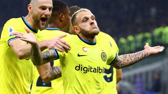 MILAN, ITALY - NOVEMBER 09: Federico Dimarco of FC Internazionale celebrates with teammates after scoring their team's second goal during the Serie A match between FC Internazionale and Bologna FC at Stadio Giuseppe Meazza on November 09, 2022 in Milan, Italy. (Photo by Marco Luzzani/Getty Images) Voti fantacalcio: Dimarco più di Dzeko e Vlasic, la scelta su Barak! Male Kouamè - immagine 1