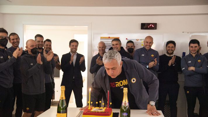 Mourinho festeggia a Trigoria. Mancini: “Difficile il recupero di Spinazzola” - immagine 1