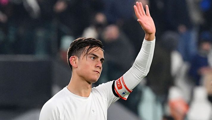Juventus' Argentine forward Paulo Dybala greets at the end of the Italian Serie A football match Juventus vs Atalanta at the Allianz Stadium in Turin, on November 27, 2021. (Photo by Isabella BONOTTO / AFP) (Photo by ISABELLA BONOTTO/AFP via Getty Images)  Di Marzio: “Dybala, la verità sull’Inter e le posizioni di Milan, Napoli e Roma” - immagine 1