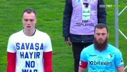 Serie B turca, un capitano rifiuta la maglietta No War: “Ogni giorno in Medio Oriente…”
