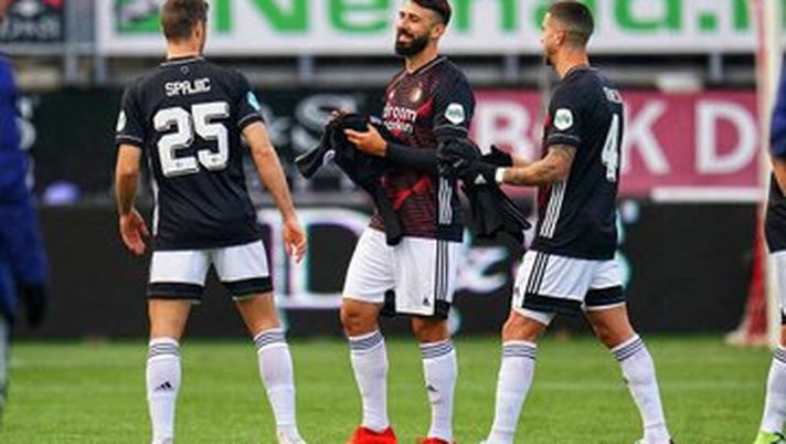 La gioia del Feyenoord per il derby vinto sul profilo Twitter @Feyenoord La gioia del Feyenoord per il derby vinto sul profilo Twitter @Feyenoord