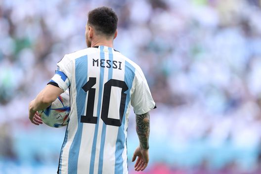 LUSAIL CITY, QATAR - NOVEMBER 22: Lionel Messi of Argentina in action during the FIFA World Cup Qatar 2022 Group C match between Argentina and Saudi Arabia at Lusail Stadium on November 22, 2022 in Lusail City, Qatar. (Photo by Richard Heathcote/Getty Images) Messi, che delusione: “Siamo devastati. Dobbiamo continuare ad aver fiducia”- immagine 2