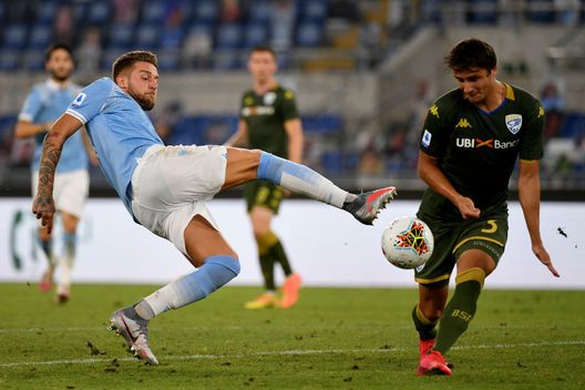 ROME, ITALY - JULY 29: Sergej Milinkovic Savic of SS Lazio compete for the ball with Ales Mateju of Brescia Calcio during the Serie A match between SS Lazio and Brescia Calcio at Stadio Olimpico on July 29, 2020 in Rome, Italy. (Photo by Marco Rosi - SS Lazio/Getty Images) Venezia, colpo Mateju: Zanetti ha un nuovo jolly in difesa - immagine 1