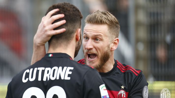 Patrick Cutrone e Ignazio Abate esultano dopo il gol dell'attaccante in Spal-Milan (credits: acmilan.com) 