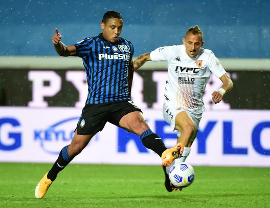BERGAMO, ITALY - MAY 12: Luis Muriel of Atalanta B.C. scores their side's first goal whilst under pressure from Riccardo Improta of Benevento Calcio during the Serie A match between Atalanta BC and Benevento Calcio at Gewiss Stadium on May 12, 2021 in Bergamo, Italy. Sporting stadiums around Italy remain under strict restrictions due to the Coronavirus Pandemic as Government social distancing laws prohibit fans inside venues resulting in games being played behind closed doors. (Photo by Pier Marco Tacca/Getty Images) BERGAMO, ITALY - MAY 12: Luis Muriel of Atalanta B.C. scores their side's first goal whilst under pressure from Riccardo Improta of Benevento Calcio during the Serie A match between Atalanta BC and Benevento Calcio at Gewiss Stadium on May 12, 2021 in Bergamo, Italy. Sporting stadiums around Italy remain under strict restrictions due to the Coronavirus Pandemic as Government social distancing laws prohibit fans inside venues resulting in games being played behind closed doors. (Photo by Pier Marco Tacca/Getty Images)
