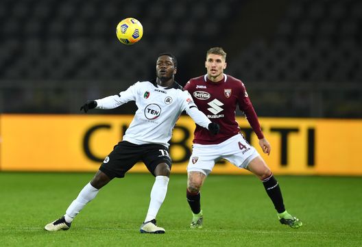  TURIN, ITALY - JANUARY 16: Emmanuel Gyasi of Spezia is challenged by Lyanco of Torino during the Serie A match between Torino FC and Spezia Calcio at Stadio Olimpico di Torino on January 16, 2021 in Turin, Italy. Sporting stadiums around Italy remain under strict restrictions due to the Coronavirus Pandemic as Government social distancing laws prohibit fans inside venues resulting in games being played behind closed doors. (Photo by Valerio Pennicino/Getty Images) 