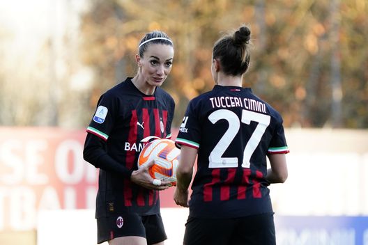 MILAN, ITALY - NOVEMBER 20: Linda Cimini Tucceri talk with Kosovare Asllani of AC Milan Women about who gets to take the penalty during the match between AC Milan Women and Como Women at Campo Sportivo Vismara on November 20, 2022 in Milan, Italy. (Photo by Pier Marco Tacca/AC Milan via Getty Images Fiorentina Femminile: arriva un’altra calciatrice dal Milan per Panico- immagine 2