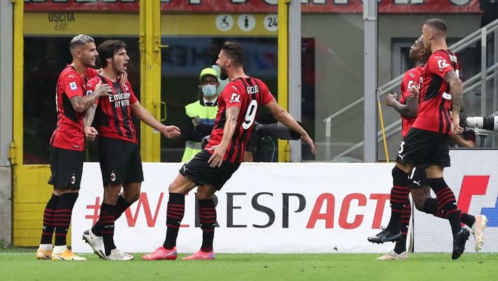 MILAN, ITALY - AUGUST 29: Sandro Tonali (2nd L) of AC Milan celebrates with his team-mates after scoring the opening goal during the Serie A match between AC Milan and Cagliari Calcio at Stadio Giuseppe Meazza on August 29, 2021 in Milan, . (Photo by Marco Luzzani/Getty Images) 