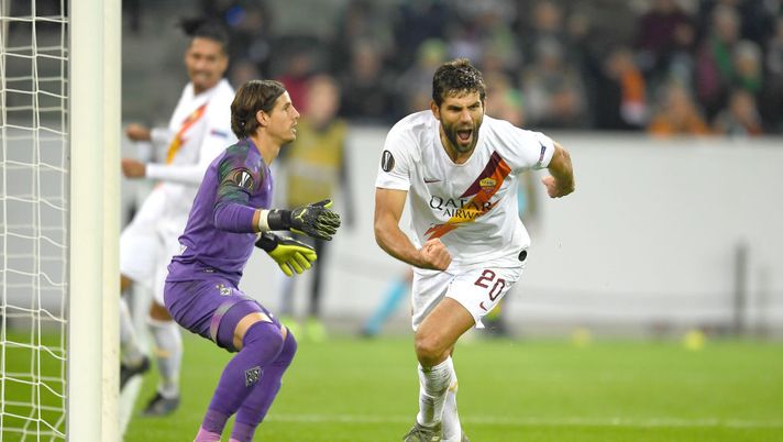 MOENCHENGLADBACH, GERMANY - NOVEMBER 07: Federico Fazio of AS Roma celebrates after scoring his team's first goal during the UEFA Europa League group J match between Borussia Moenchengladbach and AS Roma at Borussia-Park on November 07, 2019 in Moenchengladbach, Germany. (Photo by Jörg Schüler/Bongarts/Getty Images) Suggestione Fazio per la difesa. Arrivano conferme su Yahia Fofana - immagine 1