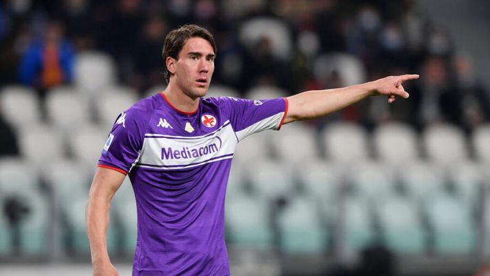 TURIN, ITALY - NOVEMBER 06: Dusan Vlahovic of Fiorentina gives their team instructions during the Serie A match between Juventus FC and ACF Fiorentina at Allianz Stadium on November 06, 2021 in Turin, Italy. (Photo by Chris Ricco/Getty Images) Juve, la Gazzetta: “Fiducia per le strette di mano su Vlahovic: già sul tavolo 60 milioni” - immagine 1
