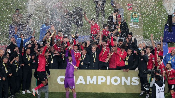 CAIRO, EGYPT - NOVEMBER 27: Players of Al Ahly celebrate with the trophy of CAF Champions League after winning the final match between Zamalek and Al Ahly at Cairo stadium on November 27, 2020 in Cairo, Egypt. (Photo by Mahmoud Khaled/Getty Images) 