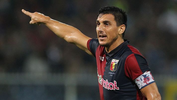 GENOA, ITALY - OCTOBER 25:  Nicolas Andres Burdisso of Genoa CFC gestures during the Serie A match between Genoa CFC and AC Milan at Stadio Luigi Ferraris on October 25, 2016 in Genoa, Italy.  (Photo by Marco Luzzani/Getty Images) 
