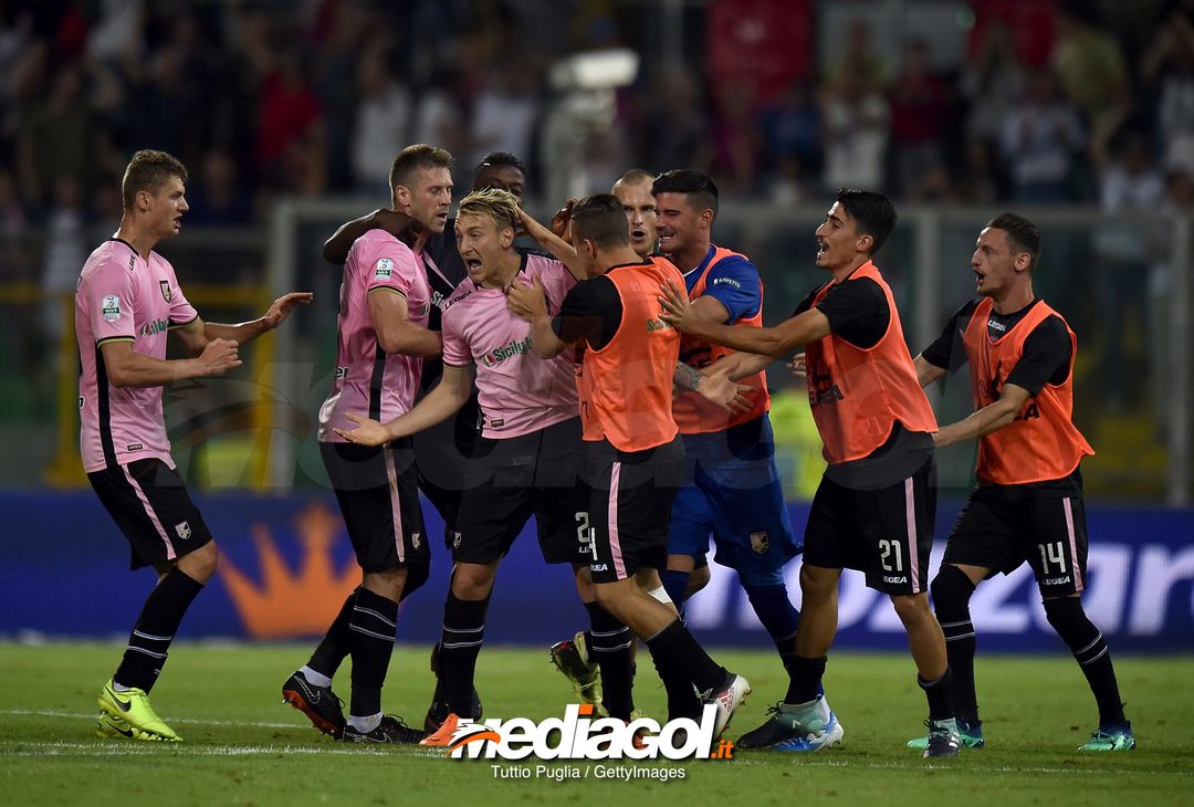  PALERMO, ITALY - JUNE 13:  Antonino La Gumina of Palermo celebrates after scoring the equalizing goal during the serie B playoff match final between US Citta di Palermo and Frosinone Calcio at Stadio Renzo Barbera on June 13, 2018 in Palermo, Italy.  (Photo by Tullio M. Puglia/Getty Images) 