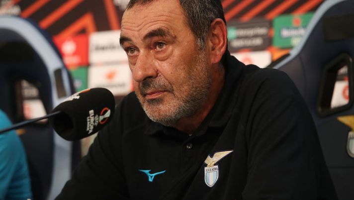 ROME, ITALY - SEPTEMBER 07: SS Lazio head coach Maurizio Sarri attends a press conference at Formello sport centre on September 7, 2022 in Rome, Italy. (Photo by Paolo Bruno/Getty Images) Sarri: “Ecco perché Maximiano è sparito! Provedel? Ha stupito anche me, ero convinto…” - immagine 1