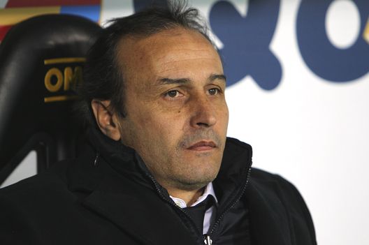 BERGAMO, ITALY - FEBRUARY 15: Genoa CFC manager Pasquale Marino looks on before the Serie A match between Atalanta BC and Genoa CFC at Stadio Atleti Azzurri d'Italia on February 15, 2012 in Bergamo, Italy. (Photo by Marco Luzzani/Getty Images)u BERGAMO, ITALY - FEBRUARY 15: Genoa CFC manager Pasquale Marino looks on before the Serie A match between Atalanta BC and Genoa CFC at Stadio Atleti Azzurri d'Italia on February 15, 2012 in Bergamo, Italy. (Photo by Marco Luzzani/Getty Images)u