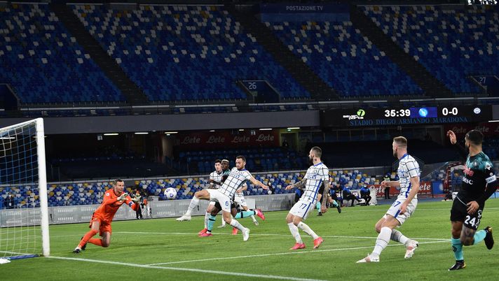 NAPLES, ITALY - APRIL 18: Lorenzo Insigne of Napoli scores the 1-0 goal of Napoli during the Serie A match between SSC Napoli and FC Internazionale at Stadio Diego Armando Maradona on April 18, 2021 in Naples, Italy. Sporting stadiums around Italy remain under strict restrictions due to the Coronavirus Pandemic as Government social distancing laws prohibit fans inside venues resulting in games being played behind closed doors.  (Photo by SSC NAPOLI/SSC NAPOLI via Getty Images) 