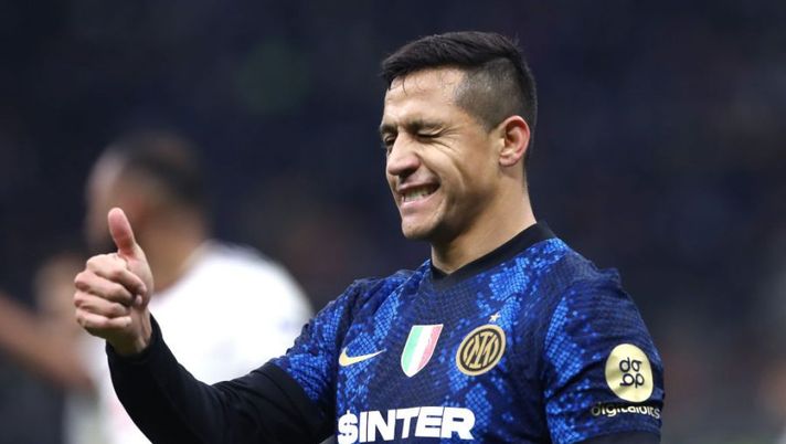 MILAN, ITALY - DECEMBER 12: Alexis Sanchez of Internazionale winks as he gives a thumbs up during the Serie A match between FC Internazionale and Cagliari Calcio at Stadio Giuseppe Meazza on December 12, 2021 in Milan, Italy. (Photo by Marco Luzzani/Getty Images) Di Marzio: “Inter, Sanchez oggi in sede per la risoluzione. Quando può arrivare l’annuncio” - immagine 1