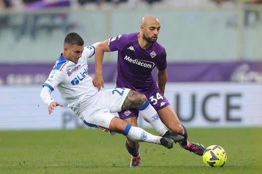 FLORENCE, ITALY - MARCH 19: Gabriel Strefezza of US Lecce battles for the ball with Sofyan Amrabat of ACF Fiorentina during the Serie A match between ACF Fiorentina and US Lecce at Stadio Artemio Franchi on March 19, 2023 in Florence, Italy. (Photo by Gabriele Maltinti/Getty Images) Amrabat da 7,5. Il marocchino è tornato in versione Qatar, colonna della mediana- immagine 2