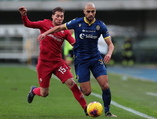 VERONA, ITALY - NOVEMBER 24:  Sofyan Amrabat (R) of Hellas Verona is challenged by Sebastian Cristoforo of ACF Fiorentina during the Serie A match between Hellas Verona and ACF Fiorentina at Stadio Marcantonio Bentegodi on November 24, 2019 in Verona, Italy.  (Photo by Emilio Andreoli/Getty Images) 
