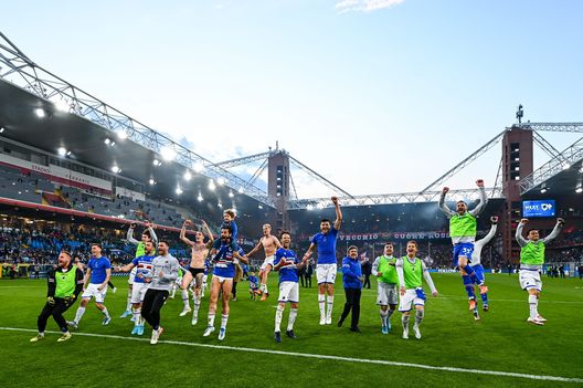 GENOA, ITALY - APRIL 30: Players of Sampdoria celebrate after the Serie A match between UC Sampdoria and Genoa CFC at Stadio Luigi Ferraris on April 30, 2022 in Genoa, Italy. (Photo by Getty Images) Samp, supporto dei tifosi alla squadra: un centinaio assistono alla rifinitura- immagine 2