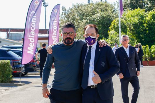  GERMOGLI PH: 26 MAGGIO 2021 FIRENZE CENTRO SPORTIVO DAVIDE ASTORI STRISCIONE PER L'ARRIVO DEL NUOVO ALLENATORE DELLA FIORENTINA GENNARO RINO GATTUSO NELLA FOTO CON JOSEPH COMMISSO 