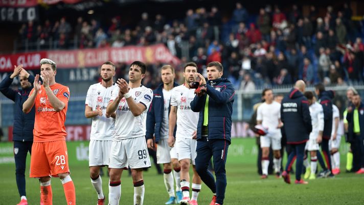GENOA, ITALY - FEBRUARY 09: Cagliari Calcio players greet the fans after the Serie A match between Genoa CFC and  Cagliari Calcio at Stadio Luigi Ferraris on February 9, 2020 in Genoa, Italy. (Photo by Paolo Rattini/Getty Images) 
