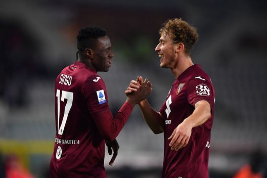 TURIN, ITALY - JANUARY 10: Wilfried Singo of Torino FC celebrates the opening goal with team mate Mergim Vojvoda during the Serie A match between Torino FC v ACF Fiorentina at Stadio Olimpico di Torino on January 10, 2022 in Turin, Italy. (Photo by Valerio Pennicino/Getty Images)
