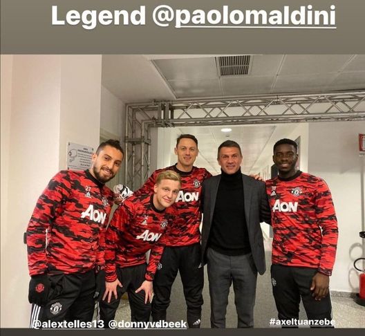 Paolo Maldini (direttore area tecnica dell'AC Milan) insieme a Alex Telles, Donny Van De Beek, Nemanja Matic e Axel Tuanzebe del Manchester United | Milan News (credits: Instagram Matic) Paolo Maldini (direttore area tecnica dell'AC Milan) insieme a Alex Telles, Donny Van De Beek, Nemanja Matic e Axel Tuanzebe del Manchester United | Milan News (credits: Instagram Matic)
