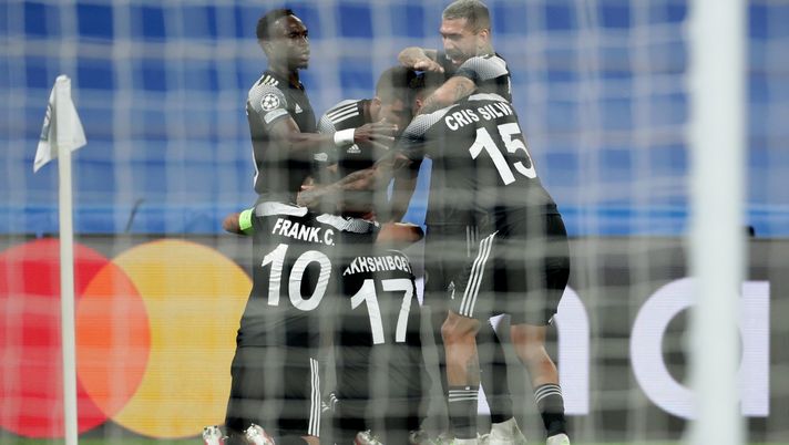 MADRID, SPAIN - SEPTEMBER 28: Jasurbek Yakhshiboev (3dR) of FC Sheriff Tiraspol celebrates scoring their opening goal with teammates Adama Traore (L), Frank Castaneda (2ndL), Cristiano Leite (2ndR) and Dimitris Kolovos (R) during the UEFA Champions League group D match between Real Madrid and FC Sheriff at Estadio Santiago Bernabeu on September 28, 2021 in Madrid, Spain. (Photo by Gonzalo Arroyo Moreno/Getty Images) Yuriy Vernydub, dallo Sheriff all’esercito ucraino: “Vinco la guerra e torno ad allenare” - immagine 1