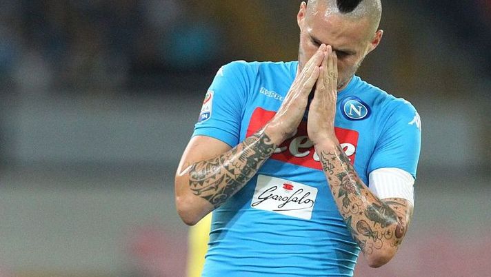 Napoli's Slovak midfielder Marek Hamsik reacts after missing a goal opportunity during the Italian Serie A football match SSC Napoli vs AC Chievo Verona on September 24 2016 at San Paolo stadium in Naples. / AFP / CARLO HERMANN (Photo credit should read CARLO HERMANN/AFP/Getty Images) Napoli, Hamsik in dubbio per il Cagliari causa infortunio. E Sarri pensa già al sostituto - immagine 1
