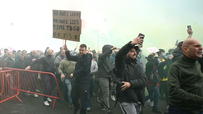 MANCHESTER, ENGLAND - MAY 02: Fans are seen protesting Manchester United's Glazer ownership outside the stadium prior to the Premier League match between Manchester United and Liverpool at Old Trafford on May 02, 2021 in Manchester, England. Sporting stadiums around the UK remain under strict restrictions due to the Coronavirus Pandemic as Government social distancing laws prohibit fans inside venues resulting in games being played behind closed doors. (Photo by Getty Images/Getty Images) MANCHESTER, ENGLAND - MAY 02: Fans are seen protesting Manchester United's Glazer ownership outside the stadium prior to the Premier League match between Manchester United and Liverpool at Old Trafford on May 02, 2021 in Manchester, England. Sporting stadiums around the UK remain under strict restrictions due to the Coronavirus Pandemic as Government social distancing laws prohibit fans inside venues resulting in games being played behind closed doors. (Photo by Getty Images/Getty Images)