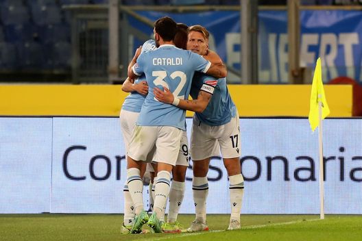 ROME, ITALY - OCTOBER 27: Pedro of SS Lazio celebrates with his teammates after scoring the opening goal during the Serie A match between SS Lazio and ACF Fiorentina at Stadio Olimpico on October 27, 2021 in Rome, Italy. (Photo by Paolo Bruno/Getty Images) ROME, ITALY - OCTOBER 27: Pedro of SS Lazio celebrates with his teammates after scoring the opening goal during the Serie A match between SS Lazio and ACF Fiorentina at Stadio Olimpico on October 27, 2021 in Rome, Italy. (Photo by Paolo Bruno/Getty Images)