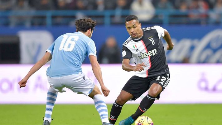 RIYADH, SAUDI ARABIA - DECEMBER 22: Alex Sandro of Juventus competes for the ball with Marco Parolo during the Italian Supercup match between Juventus and SS Lazio at King Saud University Stadium on December 22, 2019 in Riyadh, Saudi Arabia. (Photo by Daniele Badolato - Juventus FC/Juventus FC via Getty Images) Parolo: “Inzaghi? Contro le big come la Juventus tira fuori il meglio di se” - immagine 1