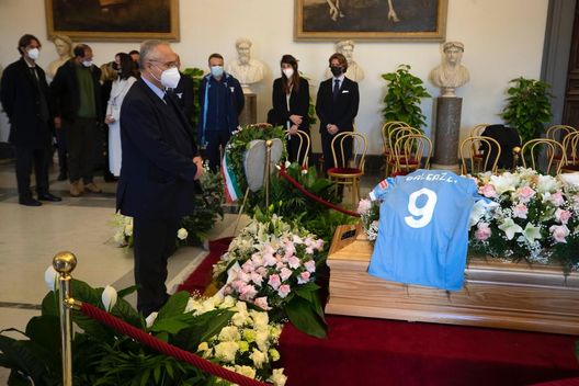 Il presidente Lotito dinanzi al feretro di Giampiero Galeazzi Lotito: “Galeazzi esempio di giornalismo autentico. Lo ricordo con affetto”- immagine 2