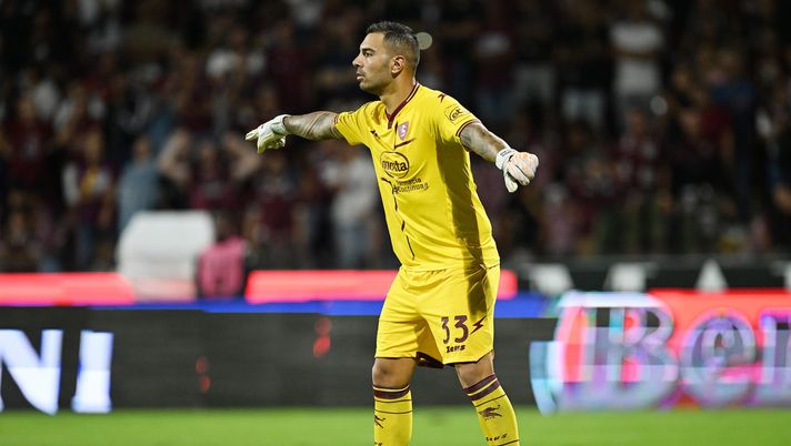 SALERNO, ITALY - AUGUST 28: Luigi Sepe of Salernitana during the Serie A match between Salernitana and UC Sampdoria at Stadio Arechi on August 28, 2022 in Salerno, Italy. (Photo by Francesco Pecoraro/Getty Images) Fantacalcio Salernitana, infortunio per Sepe: salta il ritiro in Turchia, le ultime - immagine 1