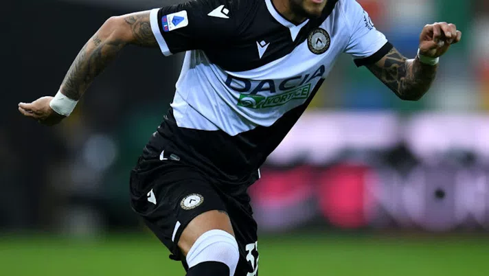 UDINE, ITALY - APRIL 10: Roberto Pereyra of Udinese Calcio runs with the ball  during the Serie A match between Udinese Calcio  and Torino FC at Dacia Arena on April 10, 2021 in Udine, Italy. Sporting stadiums around Italy remain under strict restrictions due to the Coronavirus Pandemic as Government social distancing laws prohibit fans inside venues resulting in games being played behind closed doors.  (Photo by Alessandro Sabattini/Getty Images)