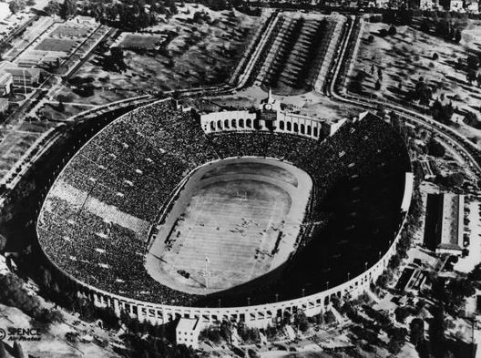 1st November 1969:  General view of The Coliseum, the Olympic Stadium in Los Angeles, with an American Football game in  progress.  (Photo by Fox Photos/Getty Images) 