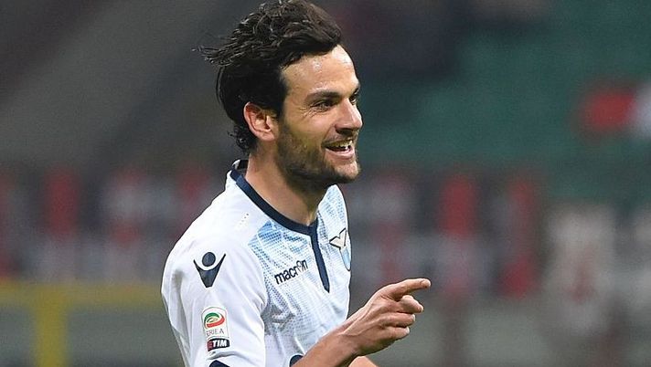 Lazio's Italian midfielder Marco Parolo celebrates after scoring a goal during the Italian Serie A football match between AC Milan and Lazio on March 20, 2016 at the San Siro Stadium stadium in Milan. / AFP / OLIVIER MORIN (Photo credit should read OLIVIER MORIN/AFP/Getty Images) Parolo: “Nasco mezzala, ma farei anche il portiere! E col Genoa…” - immagine 1