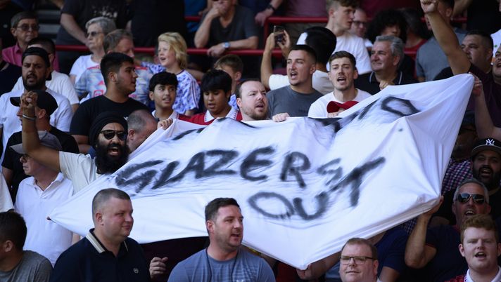 BRENTFORD, ENGLAND - AUGUST 13: Manchester United fans holding anti-Glazer banner during the Premier League match between Brentford FC and Manchester United at Brentford Community Stadium on August 13, 2022 in Brentford, United Kingdom. (Photo by Visionhaus/Getty Images) PRIMA CONTRO I GLAZER, POI CONTRO IL LIVERPOOL