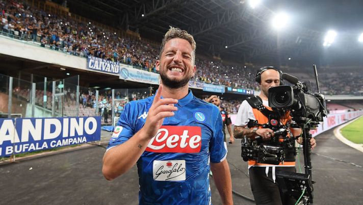 NAPLES, ITALY - AUGUST 25: Dries Mertens player of SSC Napoli celebrates the victory after the serie A match between SSC Napoli and AC Milan at Stadio San Paolo on August 25, 2018 in Naples, Italy. (Photo by Francesco Pecoraro/Getty Images) Mertens avvisa: “Ancelotti farà turnover continuamente. Ne cambierà nove…” - immagine 1