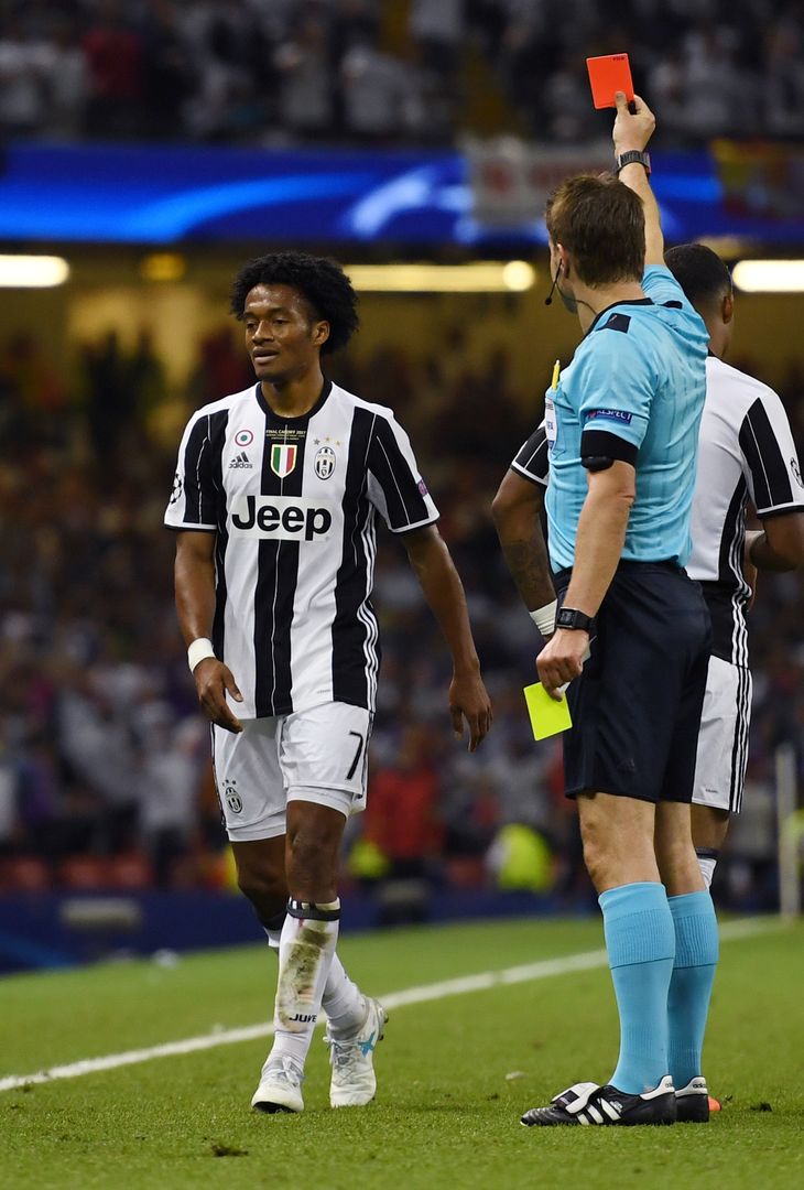  CARDIFF, WALES - JUNE 03: Juan Cuadrado of Juventus is shown a red card by referee Felix Brych  during the UEFA Champions League Final between Juventus and Real Madrid at National Stadium of Wales on June 3, 2017 in Cardiff, Wales.  (Photo by Shaun Botterill/Getty Images) 