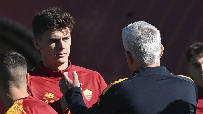 ROME, ITALY - NOVEMBER 07: AS Roma player Benjamin Tahirovic and coach Josè Mourinho during training session at Centro Sportivo Fulvio Bernardini on November 07, 2022 in Rome, Italy. (Photo by Luciano Rossi/AS Roma via Getty Images) Nuova Roma made in Japan - immagine 1