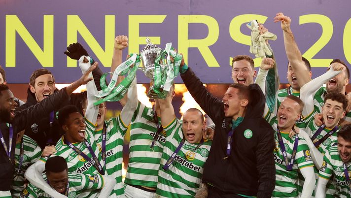 GLASGOW, SCOTLAND - DECEMBER 20: Scott Brown of Celtic lifts the William Hill Scottish Cup with teammates after victory in a penalty shoot out in the William Hill Scottish Cup final match between Celtic and Heart of Midlothian at Hampden Park National Stadium on December 20, 2020 in Glasgow, Scotland. The match will be played without fans, behind closed doors as a Covid-19 precaution. Players of Hearts will wear the number 26 on their shorts as a tribute to Ex-Hearts player Marius Zaliukas who past away earlier in the week. (Photo by Ian MacNicol/Getty Images) GLASGOW, SCOTLAND - DECEMBER 20: Scott Brown of Celtic lifts the William Hill Scottish Cup with teammates after victory in a penalty shoot out in the William Hill Scottish Cup final match between Celtic and Heart of Midlothian at Hampden Park National Stadium on December 20, 2020 in Glasgow, Scotland. The match will be played without fans, behind closed doors as a Covid-19 precaution. Players of Hearts will wear the number 26 on their shorts as a tribute to Ex-Hearts player Marius Zaliukas who past away earlier in the week. (Photo by Ian MacNicol/Getty Images)