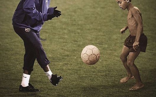 Ronaldinho, una immagine del suo nuovo docu-film Ronaldinho, una immagine del suo nuovo docu-film