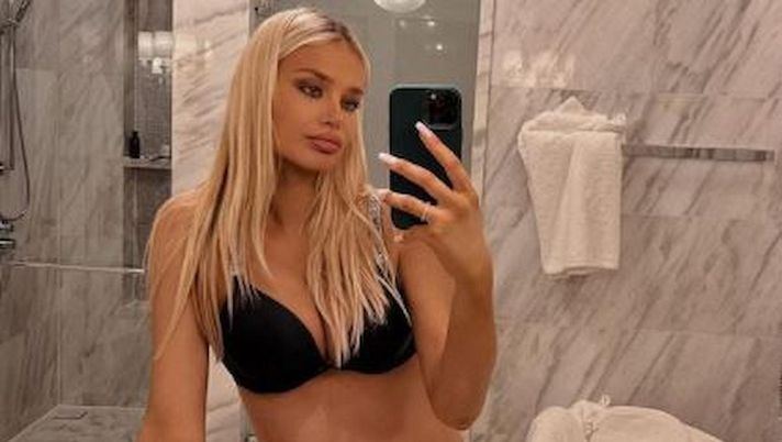 Lady Jovic, il pancione di sette mesi e un nuovo sexy costume da bagno Lady Jovic, il pancione di sette mesi e un nuovo sexy costume da bagno