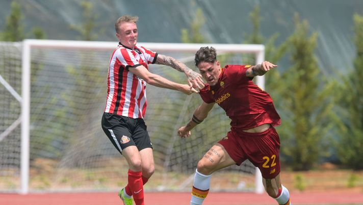 ALBUFEIRA, PORTUGAL - JULY 13: Nicolò Zaniolo of AS Roma fights for the ball during the friendly match between AS Roma and Sunderland at Albufeira Muncipal Stadium on July 13, 2022 in Albufeira, Portugal. (Photo by Fabio Rossi/AS Roma via Getty Images) Zaniolo risponde - immagine 1