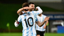 Messi consola Aguero: “Fa male vederti smettere. Mi mancherà stare in campo con te”
