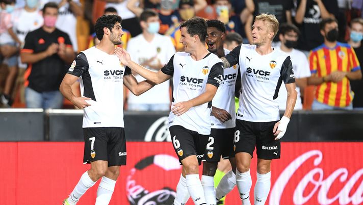VALENCIA, SPAIN - AUGUST 27: Goncalo Guedes of Valencia CF celebrates with Hugo Guillamon and team mates after scoring their side's third goal during the La Liga Santander match between Valencia CF and Deportivo Alaves at Estadio Mestalla on August 27, 2021 in Valencia, Spain. (Photo by Aitor Alcalde/Getty Images) VALENCIA, SPAIN - AUGUST 27: Goncalo Guedes of Valencia CF celebrates with Hugo Guillamon and team mates after scoring their side's third goal during the La Liga Santander match between Valencia CF and Deportivo Alaves at Estadio Mestalla on August 27, 2021 in Valencia, Spain. (Photo by Aitor Alcalde/Getty Images)